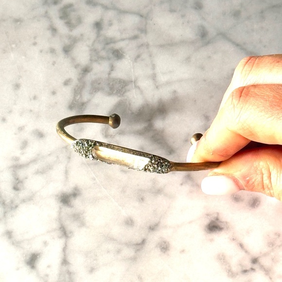 Elegant Gold-Tone Cuff Bracelet - Picture 1 of 2